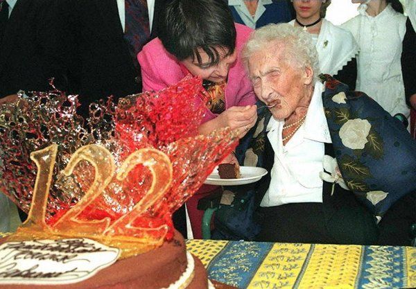 cut the cake crossing 122 years on her birthday